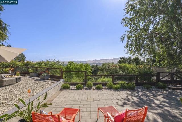 68 Terrace Rd, Walnut Creek CA: https://media.crmls.org/mediaz/2555bcf5-7955-46c1-986f-14637f417511.jpg