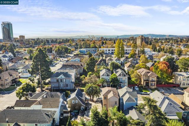 814 20th Street, Oakland CA: https://media.crmls.org/mediaz/25568ced-24e6-4fba-851a-fc4aedaaed46.jpg