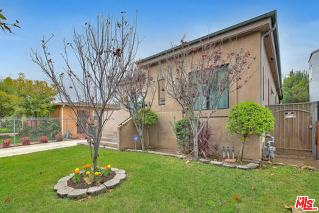 1821 S Sycamore Avenue, Los Angeles CA: https://media.crmls.org/mediaz/25570ff1-4018-4ce2-a5b7-4a084af0944c.jpg