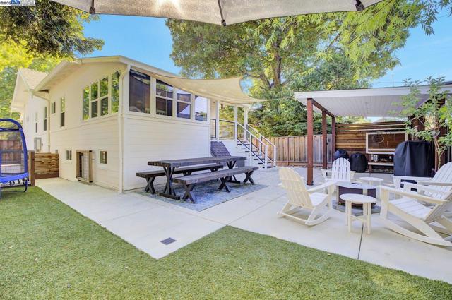 1215 Castro St, Martinez CA: https://media.crmls.org/mediaz/2558adc3-be7d-4832-be4b-e53f30f65a23.jpg