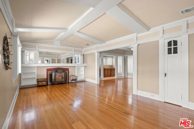 519 W Elm Avenue, Inglewood CA: https://media.crmls.org/mediaz/25590b3a-dc37-4a45-a8c2-4069722ac61a.jpg