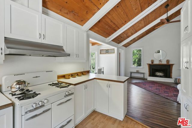 1527 Bainum Drive, Topanga CA: https://media.crmls.org/mediaz/2559140b-b9f7-4095-8e3a-26c93de17258.jpg
