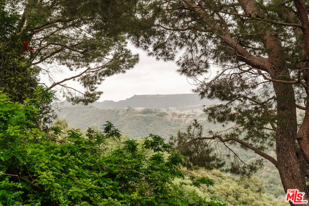https://media.crmls.org/mediaz/2559b3db-0eb6-41e5-936b-1530944d54dc.jpg?preset=X-Large