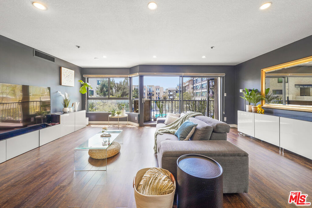727 S Ardmore Avenue #106