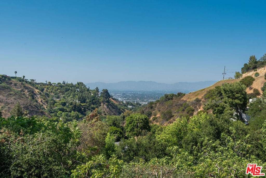 https://media.crmls.org/mediaz/255d3995-c089-49cd-b342-b3ffbe7be435.jpg?preset=X-Large