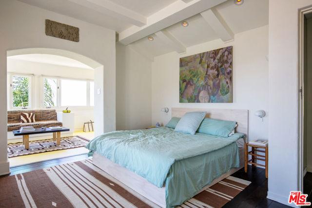 2249 Mountain Oak Drive, Los Angeles CA: https://media.crmls.org/mediaz/255d88d6-eae5-4d54-8394-79785a20ead2.jpg