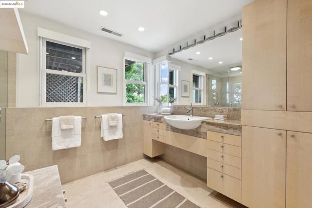 64 Crest Rd, Piedmont CA: https://media.crmls.org/mediaz/255f3ed4-491a-4883-95f5-9462dcb40ace.jpg