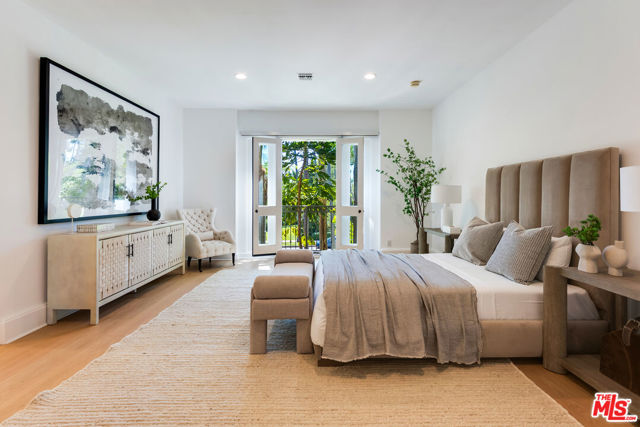 812 N Bedford Drive, Beverly Hills CA: https://media.crmls.org/mediaz/255fe560-1f82-40e8-9588-779644d31f80.jpg