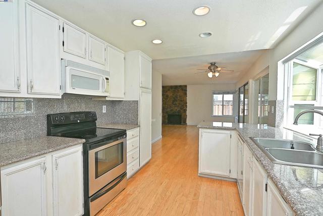 4919 Mohr Ave, Pleasanton CA: https://media.crmls.org/mediaz/25600b9b-9e65-43fe-a8d6-13948ecdfa81.jpg
