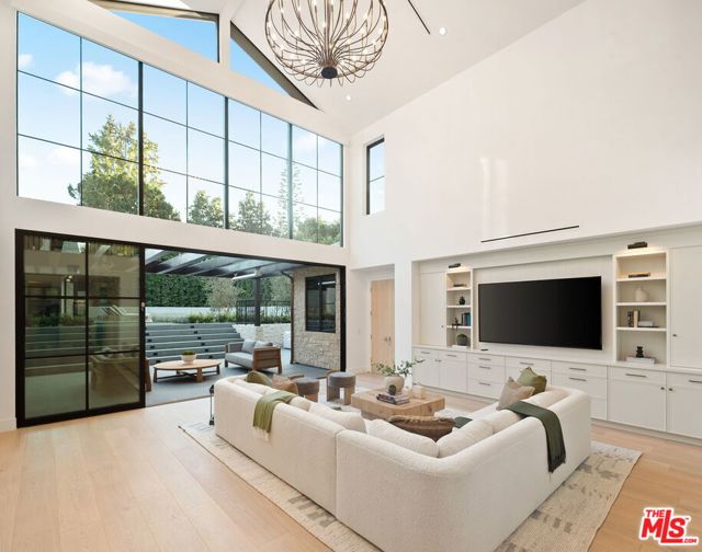 10444 Charing Cross Road, Los Angeles CA: https://media.crmls.org/mediaz/25612097-669d-4657-aa56-8498f1b98ef9.jpg