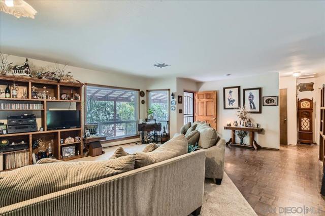 531 Silverbrook Dr, El Cajon CA: https://media.crmls.org/mediaz/2561fb09-4482-4d6a-842d-73090fcddd8a.jpg