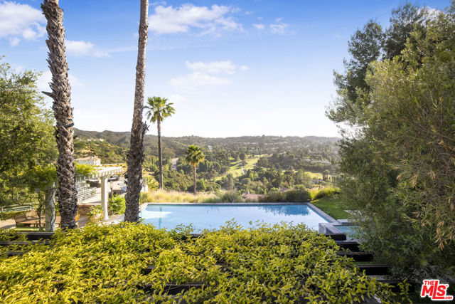 4001 Clarinda Drive, Tarzana CA: https://media.crmls.org/mediaz/25623d13-7bb1-4b61-a23e-330e40a6d263.jpg