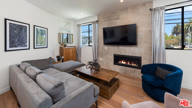 11900 Washington Place, Los Angeles CA: https://media.crmls.org/mediaz/2563b896-b983-4393-bd98-23e52c352164.jpg