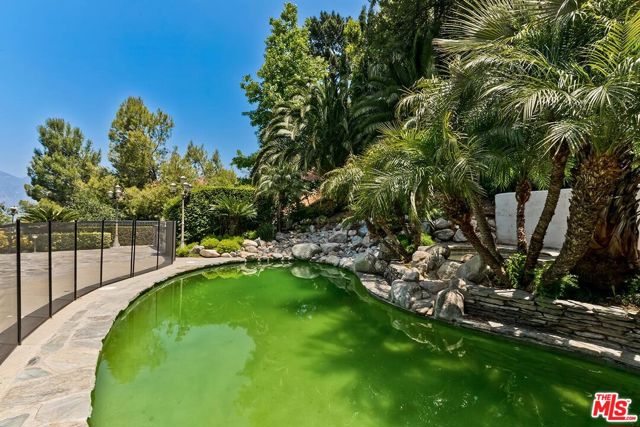 732 Saint Katherine Drive, La Canada Flintridge CA: https://media.crmls.org/mediaz/256470bb-7247-4dbd-8cd0-766bbc8173fc.jpg
