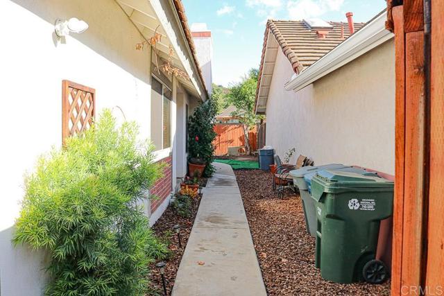 Detail Gallery Image 10 of 13 For 2320 Briarwood Place, Escondido,  CA 92026 - 2 Beds | 2 Baths