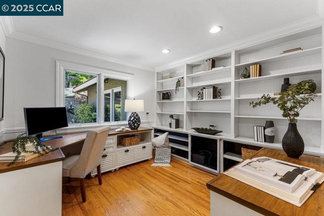 5 Kayser Ct, Walnut Creek CA: https://media.crmls.org/mediaz/2564a7c1-529f-443a-b7d8-5e958cebf072.jpg