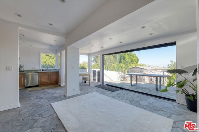 1300 Summitridge Drive, Beverly Hills CA: https://media.crmls.org/mediaz/2564be08-79ea-463b-be8b-a3567a4b93f8.jpg