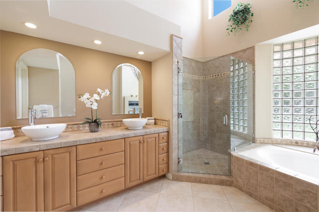 101 Desert Falls Drive, Palm Desert CA: https://media.crmls.org/mediaz/2564e4a0-68dc-499c-94e5-5d00c31b25af.jpg