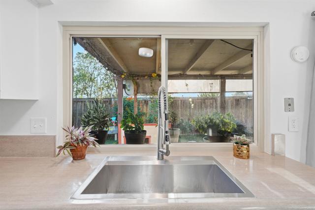 Detail Gallery Image 12 of 35 For 2327 Amber Ln, Escondido,  CA 92026 - 4 Beds | 3 Baths