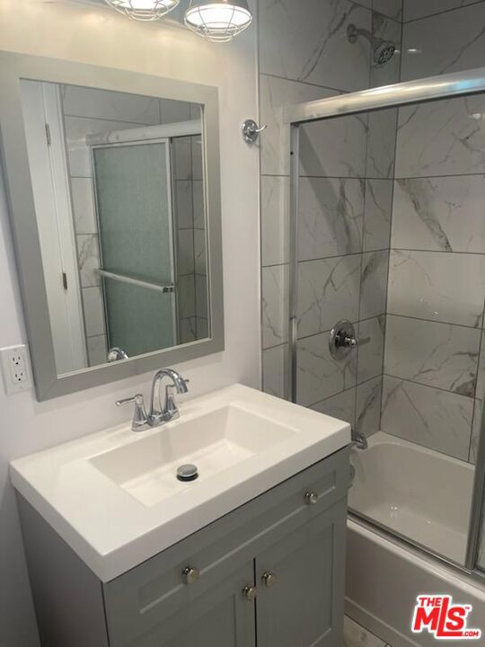 4522 Mammoth Avenue, Sherman Oaks CA: https://media.crmls.org/mediaz/25654f43-a512-45dc-afca-7685a2176b01.jpg