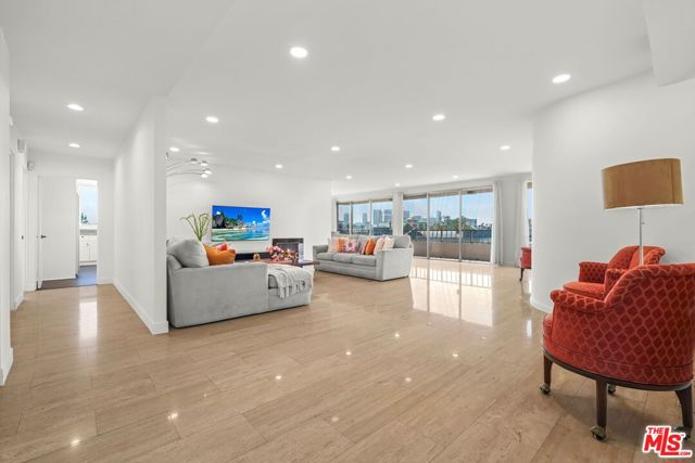 339 N Palm Drive, Beverly Hills CA: https://media.crmls.org/mediaz/25663bb7-0dd1-4a06-83d4-c5037129e176.jpg