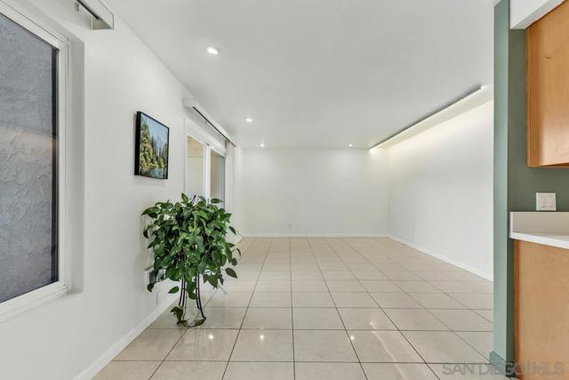 8536 Via Mallorca, La Jolla CA: https://media.crmls.org/mediaz/256681a7-78db-4358-8477-7b8d12e6dece.jpg