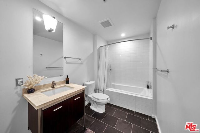 1155 S Grand Avenue, Los Angeles CA: https://media.crmls.org/mediaz/2567b2ca-9567-4c59-ac88-202ad2421593.jpg