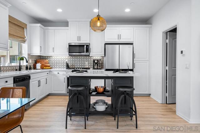 2445 Verano Way, Vista CA: https://media.crmls.org/mediaz/2567c9f0-3d7f-43b9-8134-bbb31b8bb25d.jpg