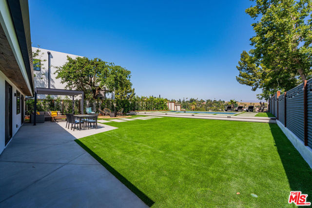 5835 Mcdonie Avenue, Woodland Hills CA: https://media.crmls.org/mediaz/256841e1-bcb9-4ef2-8e92-a37974b148fd.jpg
