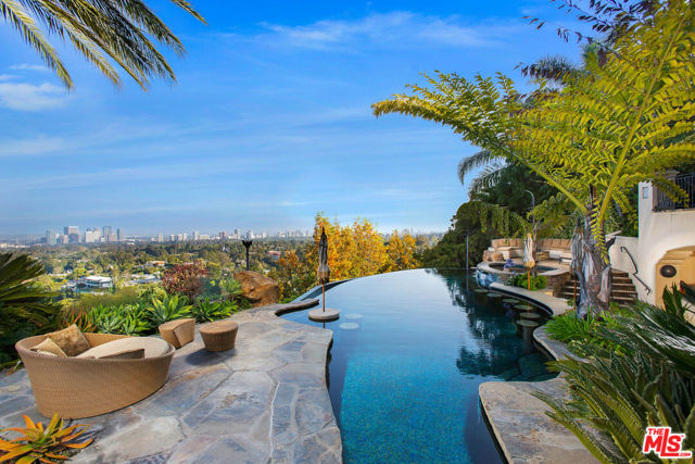 10066 Cielo Drive, Beverly Hills CA: https://media.crmls.org/mediaz/2569028e-11ef-48d0-9156-ff8ae2e1efe2.jpg