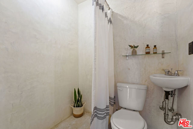 2843 Virginia Road, Los Angeles CA: https://media.crmls.org/mediaz/25693c2b-fe80-4b20-bb8b-4ce85f933a17.jpg