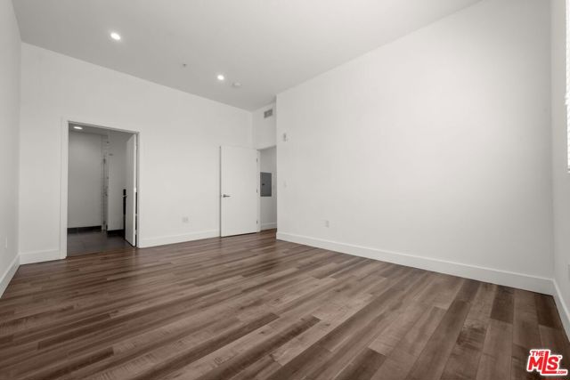 1215 S Bedford Avenue, Los Angeles CA: https://media.crmls.org/mediaz/256a394c-a3e4-4913-a30a-b6b2a1fe3e3e.jpg