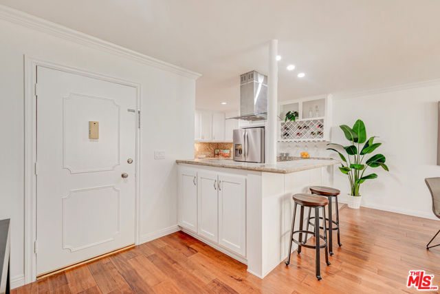 516 San Vicente Boulevard, 208 photo 4