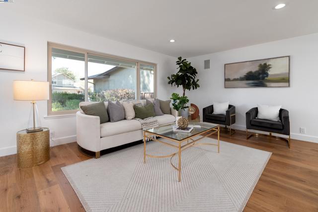 310 Trestle Glen Ct, Walnut Creek CA: https://media.crmls.org/mediaz/256c5401-9fb5-4934-87e2-6a3675498ba5.jpg