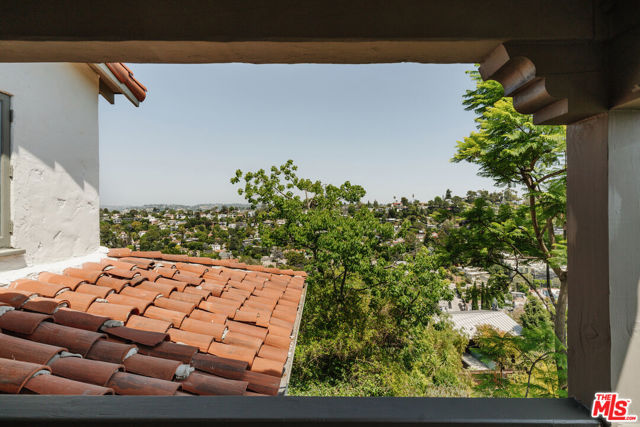 3744 Clayton Avenue, Los Angeles CA: https://media.crmls.org/mediaz/256c6422-b1d6-43fa-8178-9f59b330a1c1.jpg