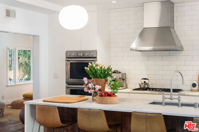 729 Superba Avenue, Venice CA: https://media.crmls.org/mediaz/256c727d-c1b1-4245-8710-182d9831a82b.jpg