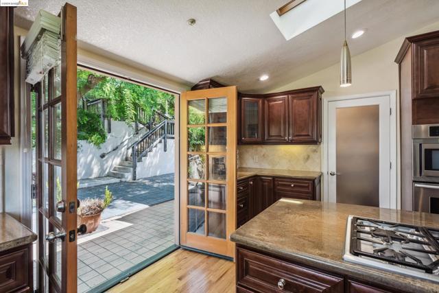 2335 Tunnel Rd, Oakland CA: https://media.crmls.org/mediaz/256c8c07-ad68-4bae-bbf0-fc3acc891f7b.jpg