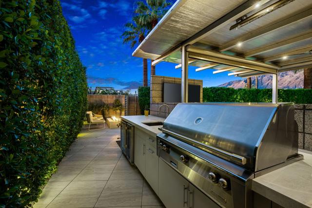 1047 Hunter Drive, Palm Springs CA: https://media.crmls.org/mediaz/256ca73b-b676-4ae1-a651-53442cf1a981.jpg