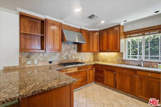 4385 Camellia Avenue, Studio City CA: https://media.crmls.org/mediaz/256ea74f-9c4a-4c7f-b6d2-a2dddba6062e.jpg