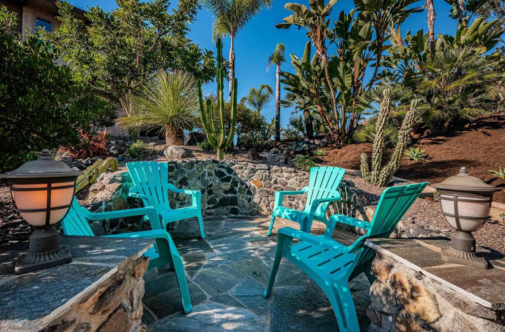 https://media.crmls.org/mediaz/256eec54-6b94-4fb3-ad75-fd3fba595ab0.jpg?preset=X-Large