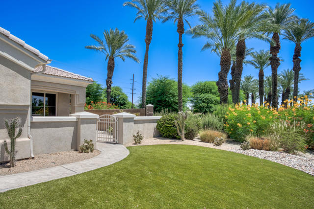 44010 Royal Troon Drive Drive, Indio CA: https://media.crmls.org/mediaz/256fcb97-8bde-4409-bbb9-662b304f0a91.jpg