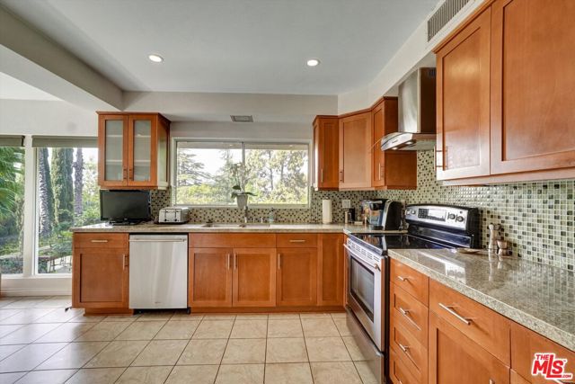 3530 Royal Woods Drive, Sherman Oaks CA: https://media.crmls.org/mediaz/25705d5b-1cfd-461a-ace9-fde36cb034b8.jpg