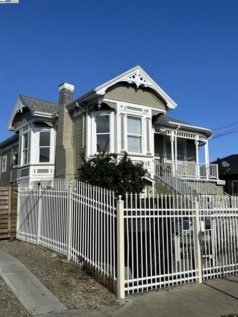 1725 96Th Ave, Oakland CA: https://media.crmls.org/mediaz/257086e0-f023-4a5a-9900-74a335485e4c.jpg