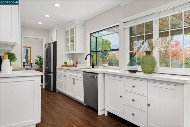 2115 Wilmington Dr, Walnut Creek CA: https://media.crmls.org/mediaz/2570b3ba-7b6c-496d-9a1f-1d590c9e06a1.jpg