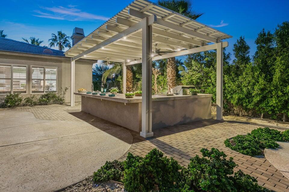 https://media.crmls.org/mediaz/2570e3ee-8d1e-47d7-8a75-8e37f1fa1881.jpg?preset=X-Large