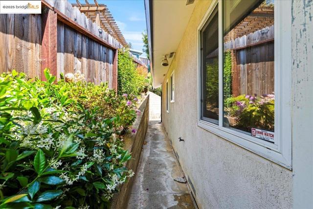 3312 Wisconsin St, Oakland CA: https://media.crmls.org/mediaz/257138df-2025-470f-9270-0dac16e09283.jpg