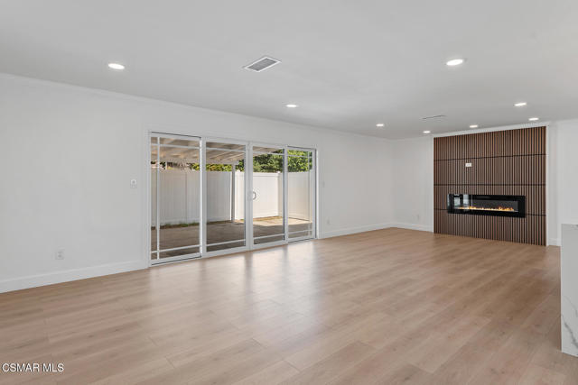 9800 Geyser Avenue, Northridge CA: https://media.crmls.org/mediaz/2572a414-964d-4d80-bb62-75db921b46c1.jpg