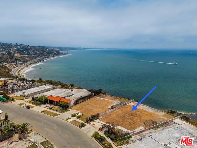 18434 Coastline Drive, Malibu CA: https://media.crmls.org/mediaz/2572a5f5-8ad5-4680-afc1-04ed8dd90393.jpg