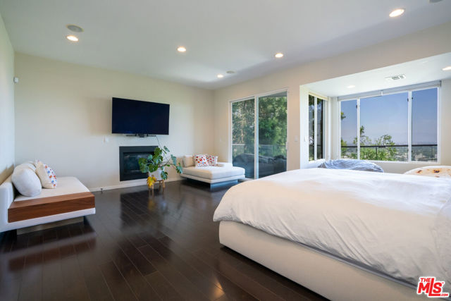 3865 Buena Park Drive, Studio City CA: https://media.crmls.org/mediaz/25734435-512c-4350-9398-770a7dbfe036.jpg