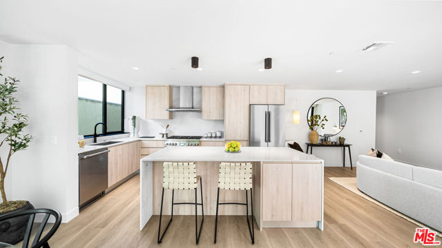 153 San Vicente Boulevard, Santa Monica CA: https://media.crmls.org/mediaz/25739802-2118-4799-b199-ccb72f4664ec.jpg